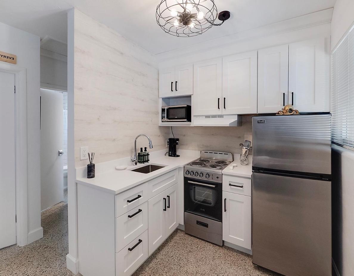 Beautiful 1 Bedroom Steps To The Beach! West Palm Beach Exterior photo